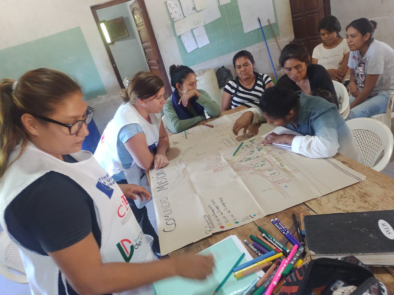 Para lograr estos retos las comunidades indígenas organizadas, en sus propios Comités Operativos de Emergencia Comunitaria, elaboran sus mapas de riesgos, protocolos de actuación y planes comunales que encarnan principios de La Carta Humanitaria, de Protección, y adaptan Normas Mínimas de Esfera a su contexto, capacidad y cultura.