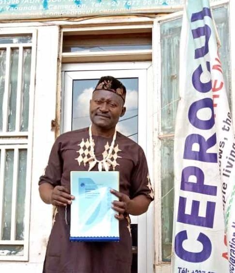 David sostiene un ejemplar del Manual 2011 impreso localmente