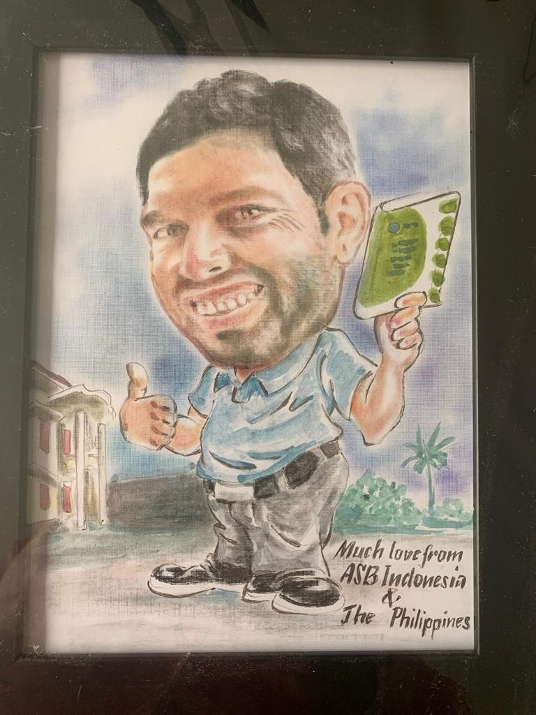 Une caricature d’Axel tenant l’édition 2011 du manuel Sphère