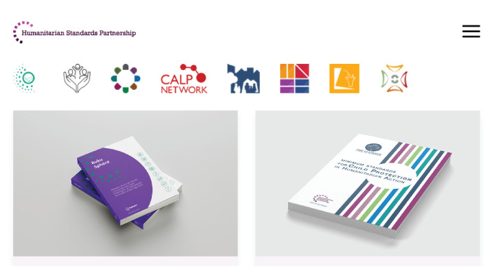 Capture d’écran du site web du HSP sur laquelle figurent les logos de huit partenaires du HSP et des photos réalistes du manuel Sphère et du manuel des Standards minimums pour la protection de l’enfance.