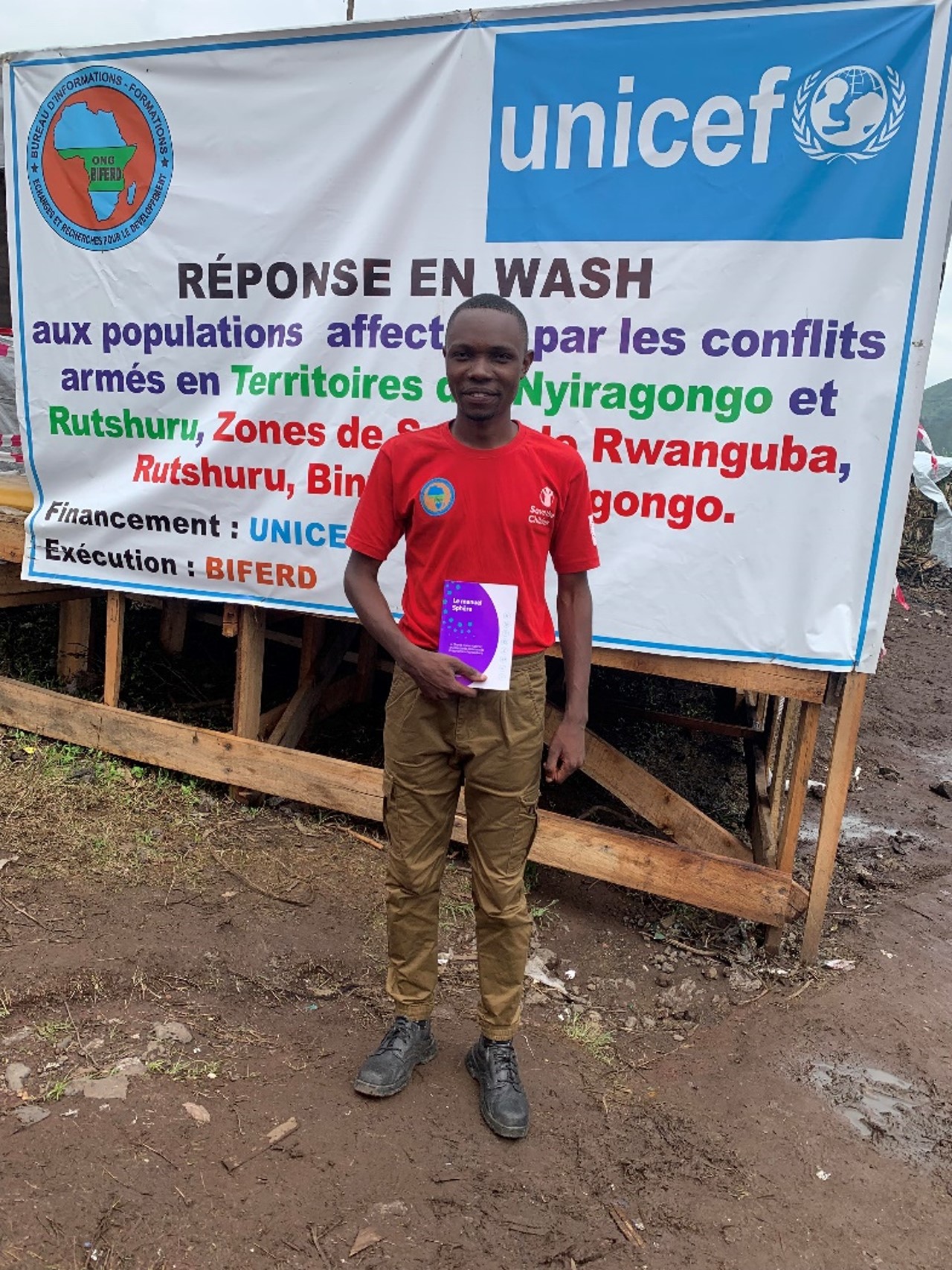 Isaac sostiene un Manual Esfera